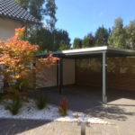 moderner Einzelcarport mit Putzwänden